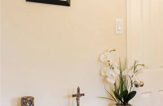 Elegant, Quiet, and Beautiful Rustic Home Blocks from UT and Downtown