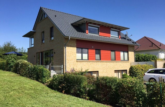 Elegant semi-detached house, 300m from the beach, sea view, steep coast