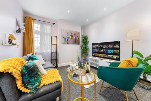 Elegant & Spacious 2BR London Hideaway- King Bed, Sleeps 6 - Parking- Instant Book- 20 Percent Off Limited Time!