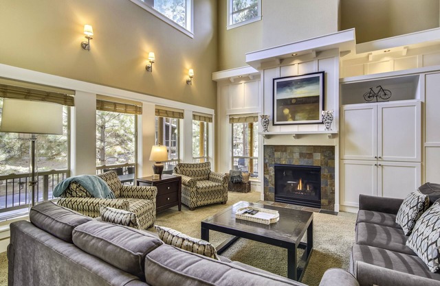 Elegant & Spacious, 3 Master King Suites! Community Hot Tub (and Seasonal Pool)