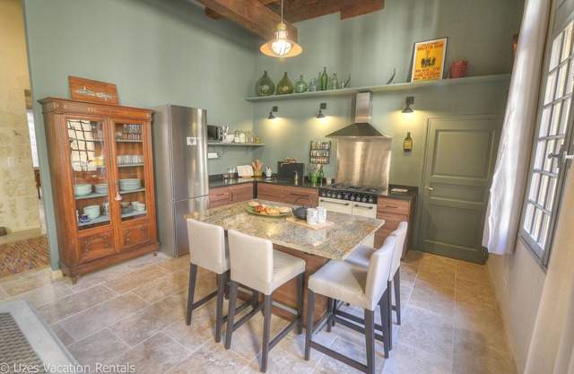 Elegant & spacious apartment in historical building, steps from Place aux Herbes