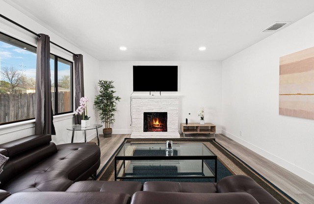 ELEGANT SPACIOUS 3 BED/2BATHS HOUSE IN SUBURB SAC