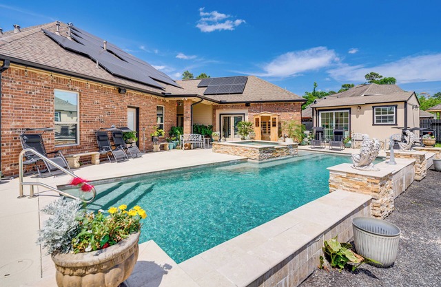 Elegant Spring Home w/Full Kitchen & Pool