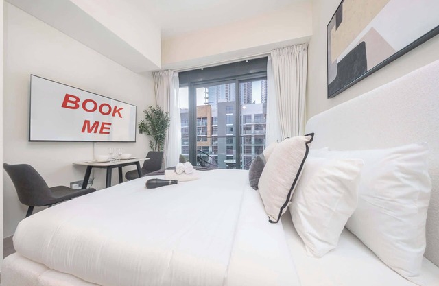 Elegant Studio in Meydan Sleeps 3 with Pool