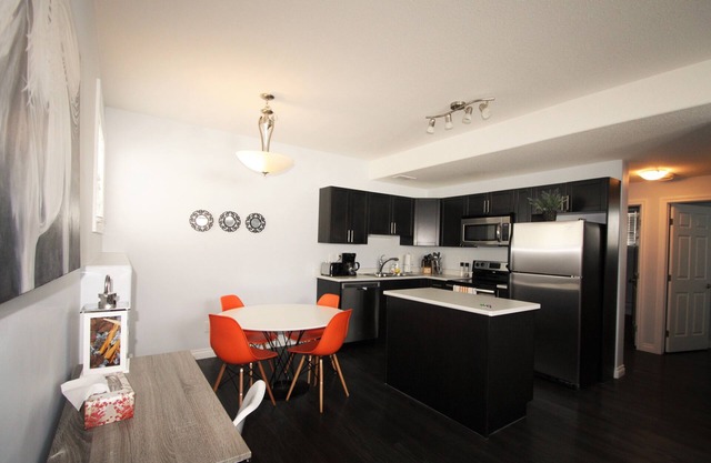 Elegant Suite near Airport 2Bd, 1BR, Parking - Two Bedroom Apartment, Sleeps 6