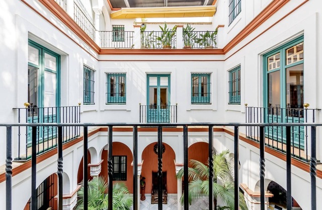 Elegant town house for 6 people situated in the best area of Seville