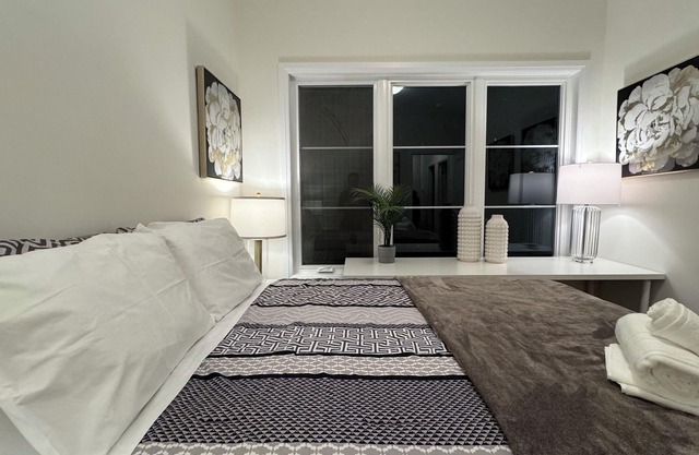 Elegant Townhome in Prestigious Woodbridge Estate, Vaughan (Selena)