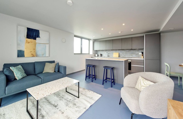 Elegant two-bedroom apartment in vibrant Poplar