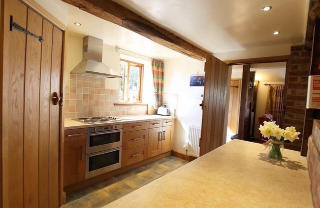 ELEPHANT COTTAGE, pet friendly, with a garden in Leominster