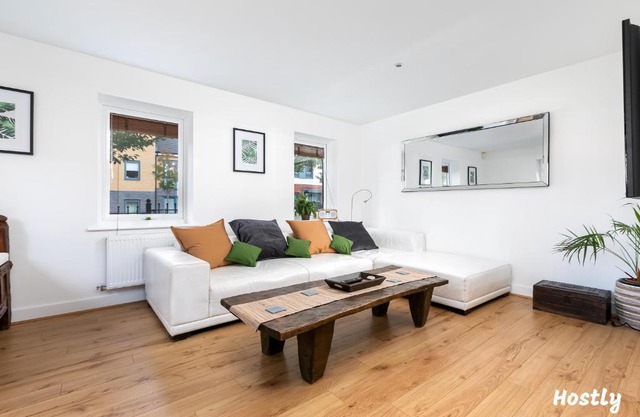Elephant Court - Comfortable, spacious house with parking