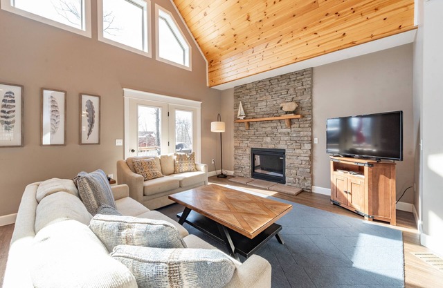 Elevated Dog Friendly Escape w/Hot Tub & Fire Pit