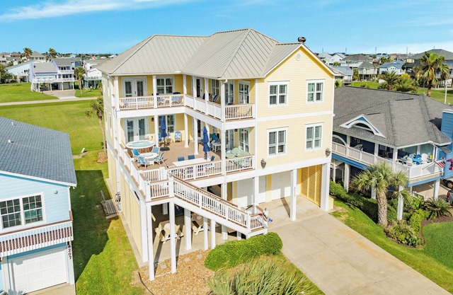 Elevator, Deck-Level Hot Tub, Game Room, Pet Friendly, Easy Walk to Beach