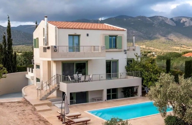 Elia Country House VillanA 3 level villa with private pool, hosts up to 9 guests
