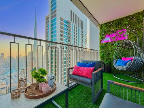 Elite 4 Bedroom Luxury Apartment, Burj Khalifa View, Opposite Dubai Mall, Infinity Swimming Pool