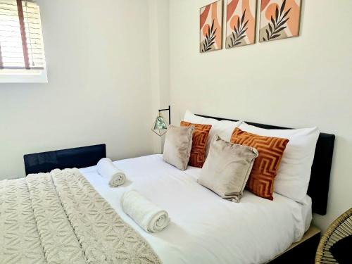 Elite Service Accommodation 5min to Tram, direct to Manchester, 5 min drive to High Street & M60 J17
