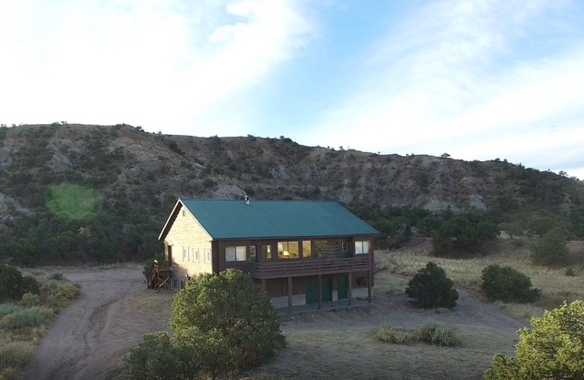 Elk Haus Cabin, 5BR, 2.5 Bath, Pool Table, Sleeps 10-12, Super Private