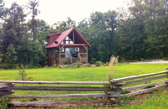 Ellen's Log Cabin with Hot Tub ~ Located Minutes From The Upper Meramec River