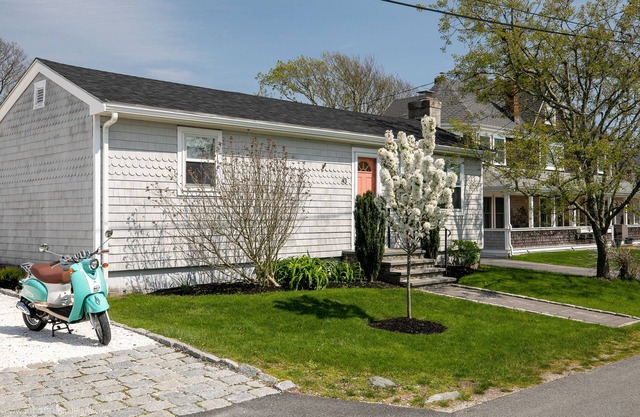 Ellery Beach Bungalows #43. 1/4 mile to the beach & 5 minute drive to Newport.