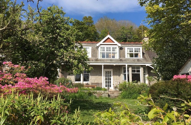 Elm Cottage - a house that sleeps 8 guests in 4 bedrooms