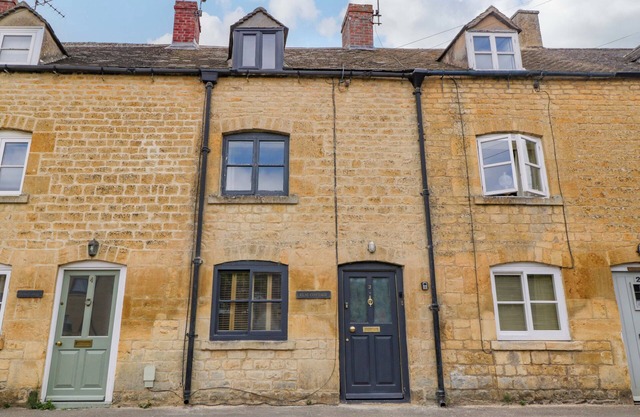 ELM COTTAGE, pet friendly, with open fire in Moreton-In-Marsh