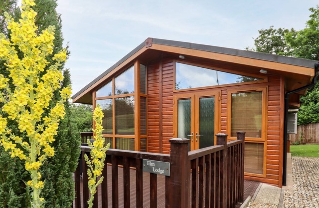 ELM LODGE, family friendly, with a garden in Glasshouse