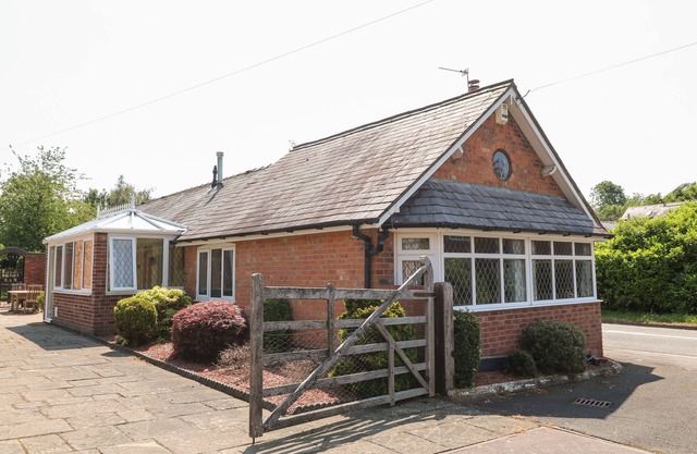 ELM TREE COTTAGE, family friendly, with a garden in Melton Mowbray