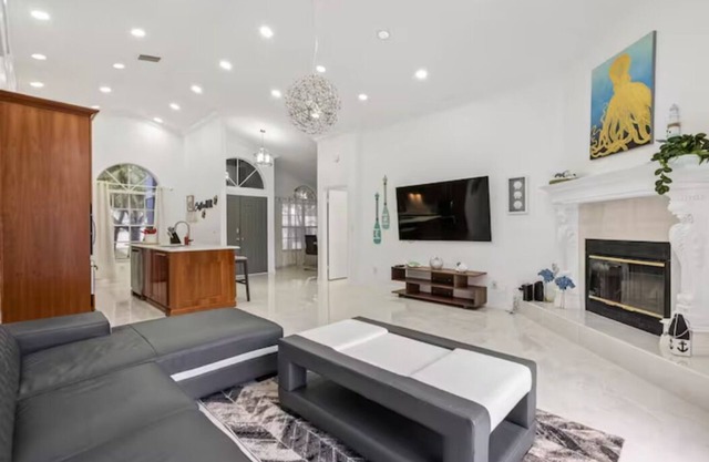 Elmhurst Getaway Home w/screened POOL