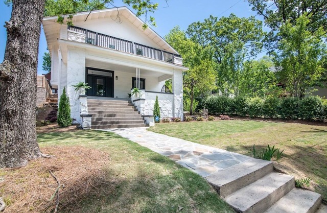 ✧Elmsgate✧ - A historic designer dream home w/family friendly amenities , cozy porch&games near DT