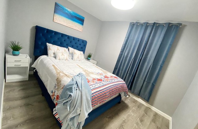 EMALUX Condo Near Downtown,Bus,Train,Hospitals,United-Center,Fulton Market