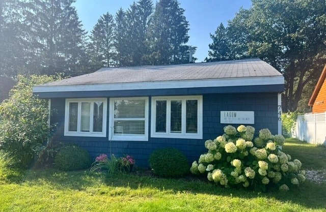 Embrace Year-Round Adventure at our Charming Lake Cottage!