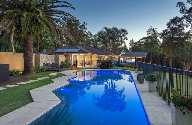 EMERALD BEACH LAKE FRONT ESTATE-Heated Pool, Spa, Pizza Oven, Fire Pit, on Lake
