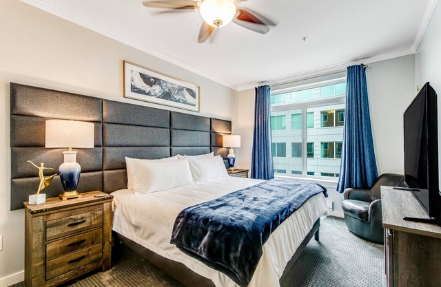 Emerald City Escape with Pool and Parking!
