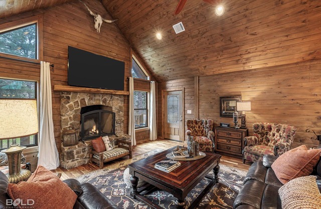 Emerald Isle Lakefront Lodge with Hot Tub