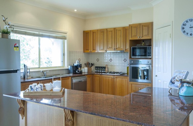 Emerald Lodge - Emerald Lodge is set in the rolling hills of Emerald, just 4km from the centre of the township.