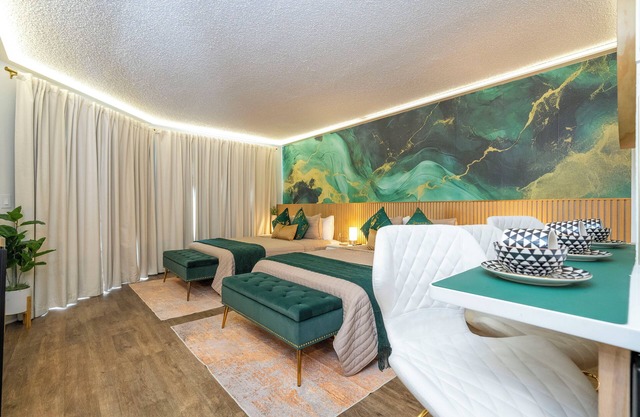 Emerald Luxury studio with AC, WiFi, pool, hot tube, 6 min to EPIC Universe