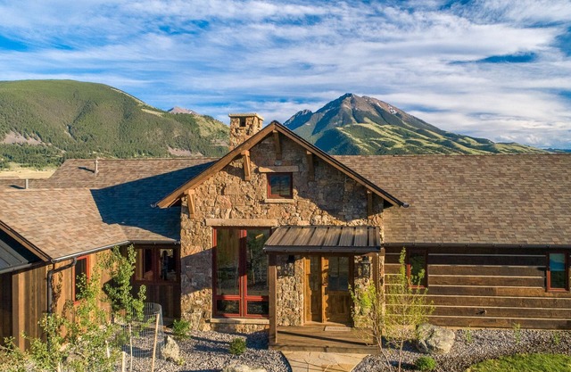 Emigrant Peak Lodge ·Privacy, Firepit, near Chico and Yellowstone Park