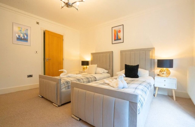 Emirates Hse 5 Bed Deluxe, 3 bathrooms king Size Beds, 5 Mins Airport, NEC & RW