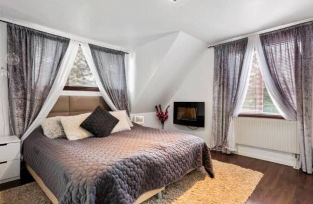 En Mysig Villa med Bastu och en Stor Inhägnad Trädgård