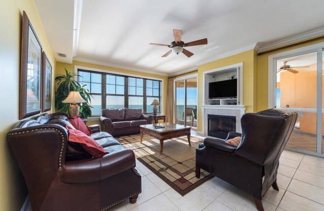 EN SOLEIL THREE BEDROOM! BEAUTIFUL UNIT!