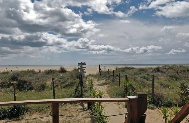 Encantador apartamento con piscina y AC primera línea de playa.