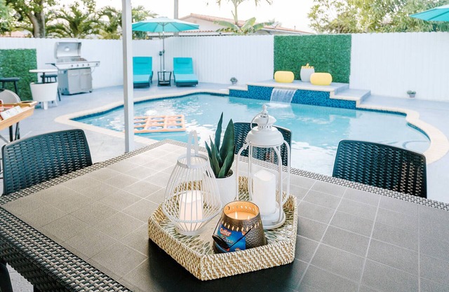 Encanto Family, cozy patio & pool, near to everything