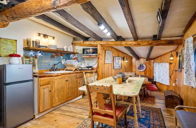 Enchanting and Fantastical Hobbit Home, *Pet Friendly*, Steps from Creeks, Pond, and Waterfall