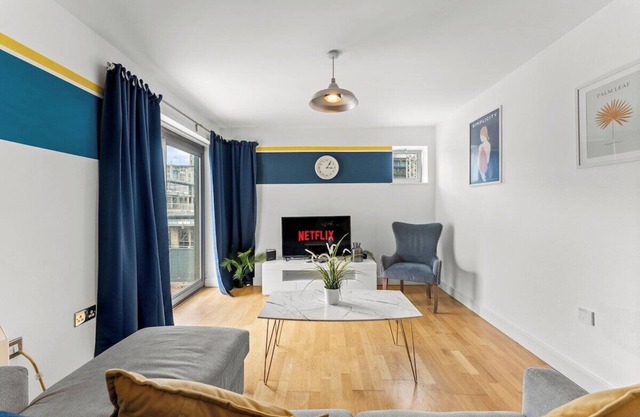 Enchanting Bristol Abode -Sleeps 6 with Balcony!