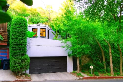 Enchanting Gated Hollywood Hills Oasis with Tranquil Treet-Top Views, Outdoor Living Room and Patio, Magical Zen Garden, Plus Free Garage in LA's Most Desirable Central Serene Area, Sleeps 6