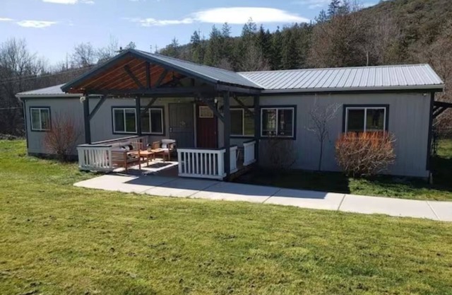 Enchanting Getaway Farmhouse and Tiny House Duo