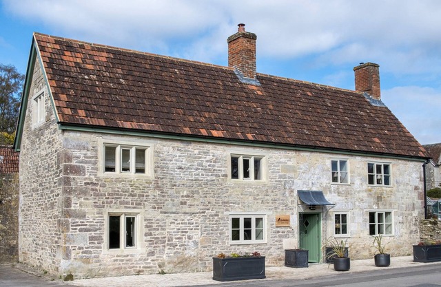 ENDERLEY, pet friendly, character holiday cottage in Salisbury