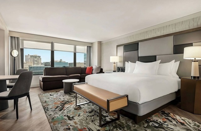 Enjoy a Hassle-Free and Suiting Stay! Parking, Onsite Pool, Near Navy Pier