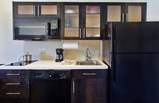 Enjoy A Hassle-Free Stay! 4 Spacious Units, Kitchen, Pets Allowed