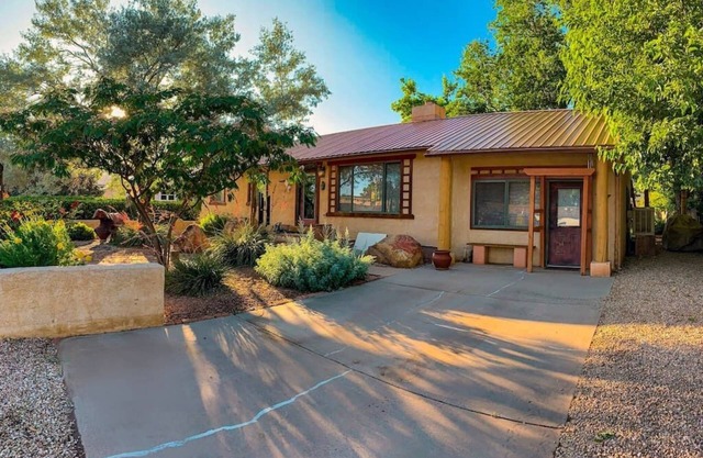 Enjoy a Sweet Retreat in Kanab, Utah. Walking distance to all downtown Kanab has