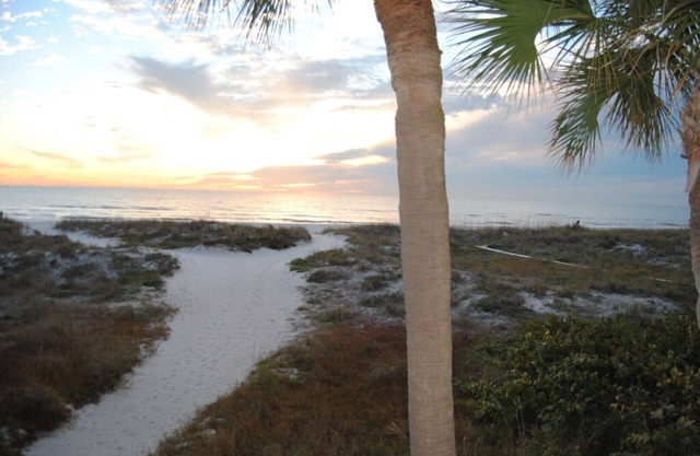 Enjoy Beachfront Views! Walk to John's Pass!